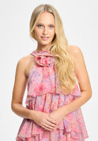 Abendkleid aus bedrucktem Chiffon mit gestuften Volants und Stoffblüte