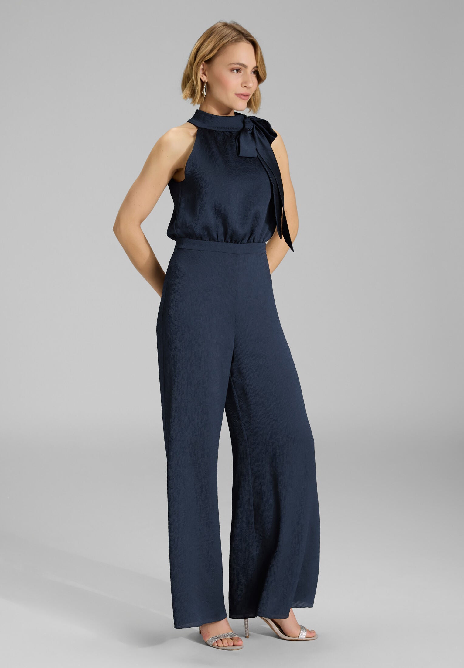 Jumpsuit mit Schluppe aus Satin