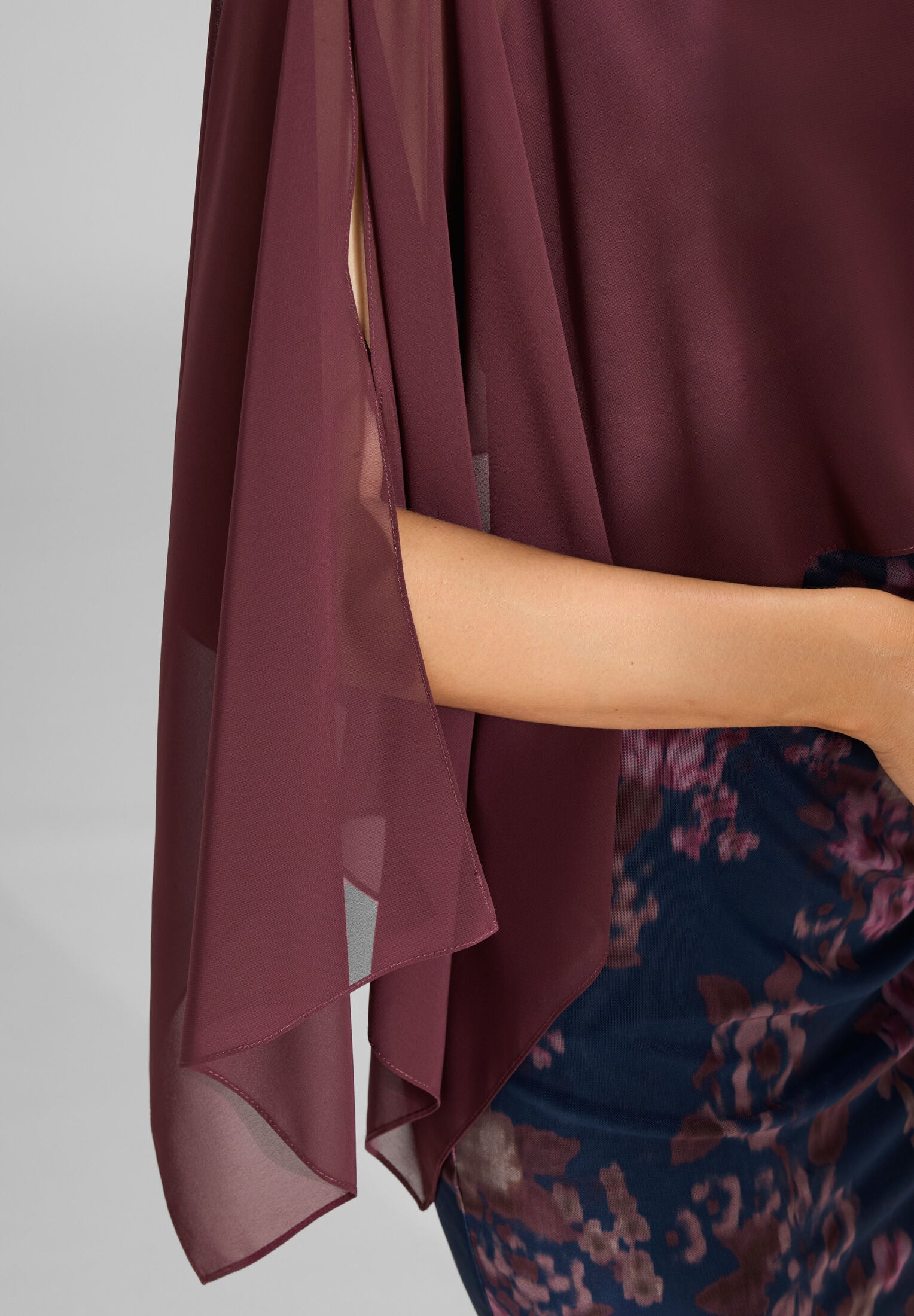 Schlupf-Stola aus Chiffon mit Ärmelschlitzen