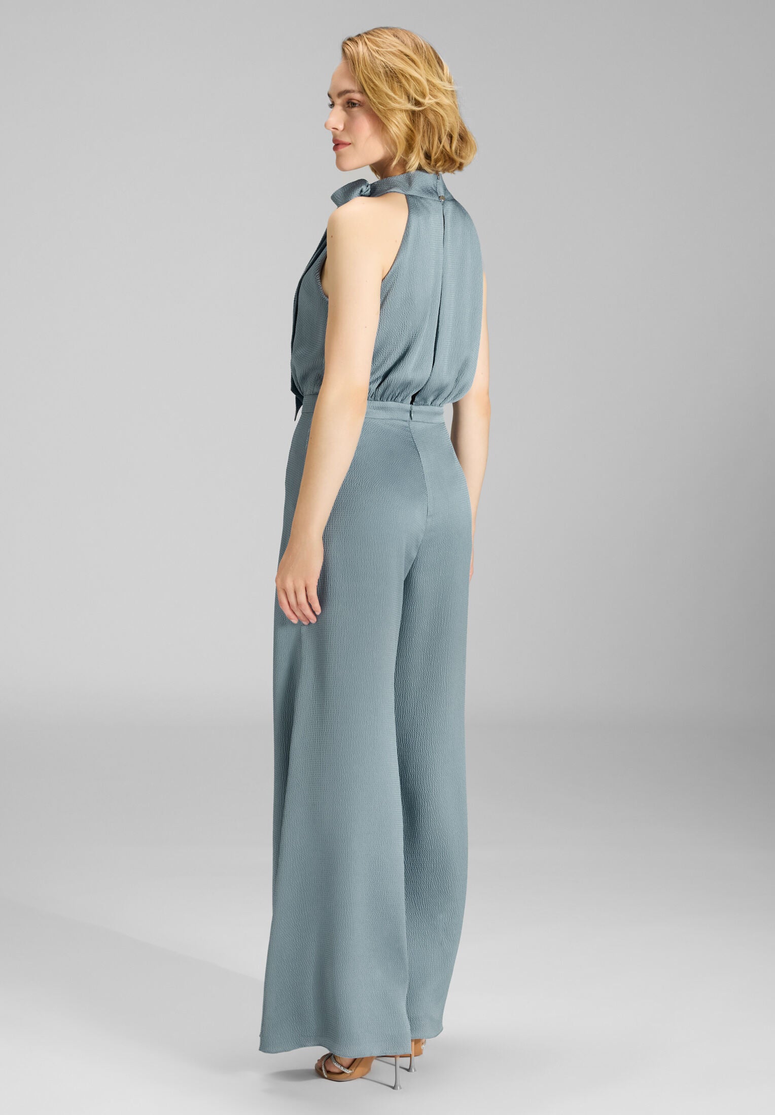 Jumpsuit mit Schluppe aus Satin