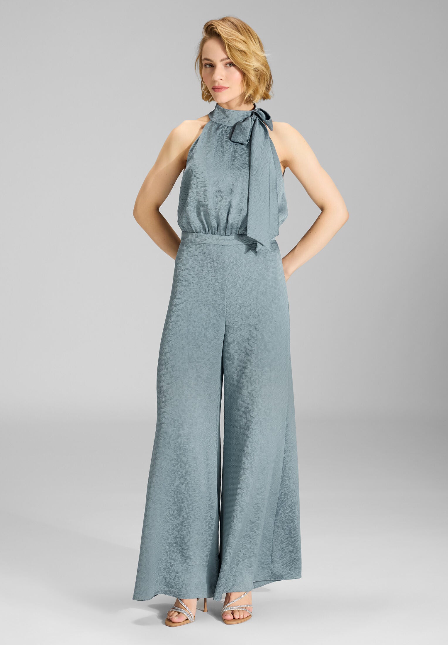 Jumpsuit mit Schluppe aus Satin ice blue