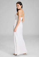 Satinkleid mit Drapierung und Beinschlitz