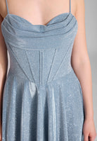 Schimmerndes Abendkleid mit Drapierung