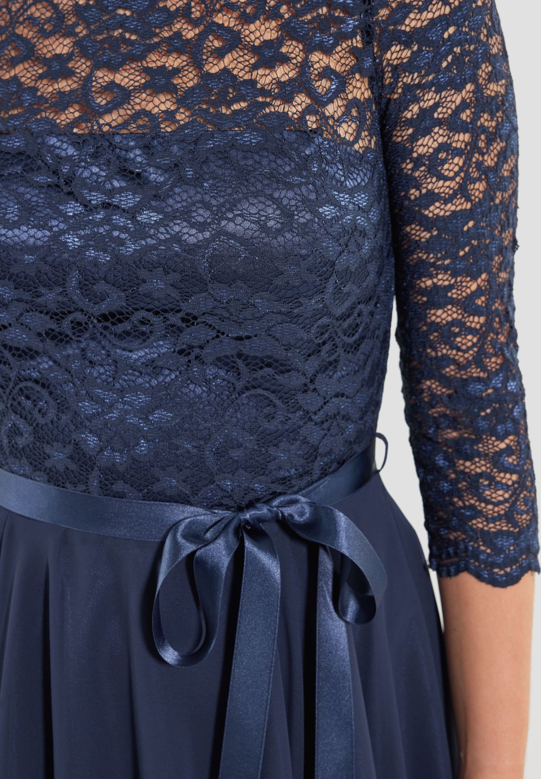 Kleid im zarten Spitzenlook und Dreiviertelarm