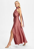 Abendkleid aus Satin mit angeschnittenem Schal