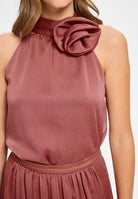 Top mit Stoffblüte aus Crinkle Chiffon