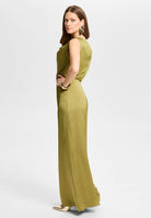 Jumpsuit aus Satin mit Wasserfallausschnitt