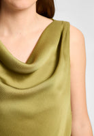 Jumpsuit aus Satin mit Wasserfallausschnitt