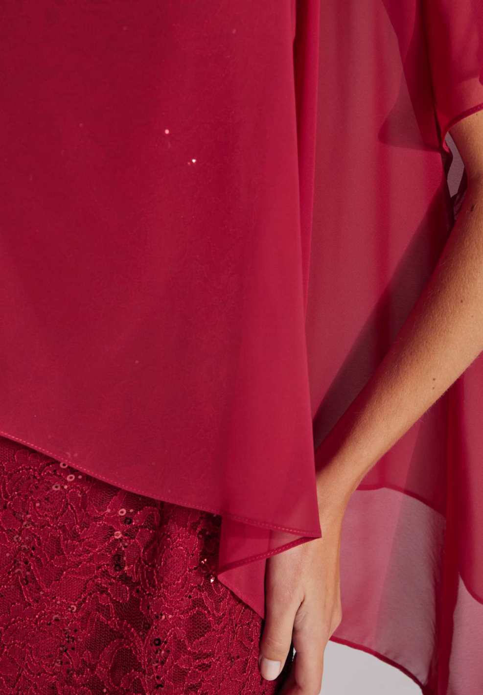 Pailletten-Kleid mit asymmetrischem Chiffon-Überwurf