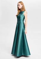 Robenartiges Abendkleid mit Eingrifftaschen