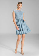 Kleid mit paillettenbesetztem Spitzenoberteil