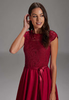 Kleid mit paillettenbesetztem Spitzenoberteil