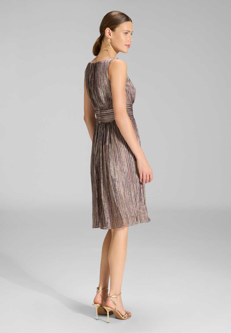 Glänzendes Plissee-Kleid