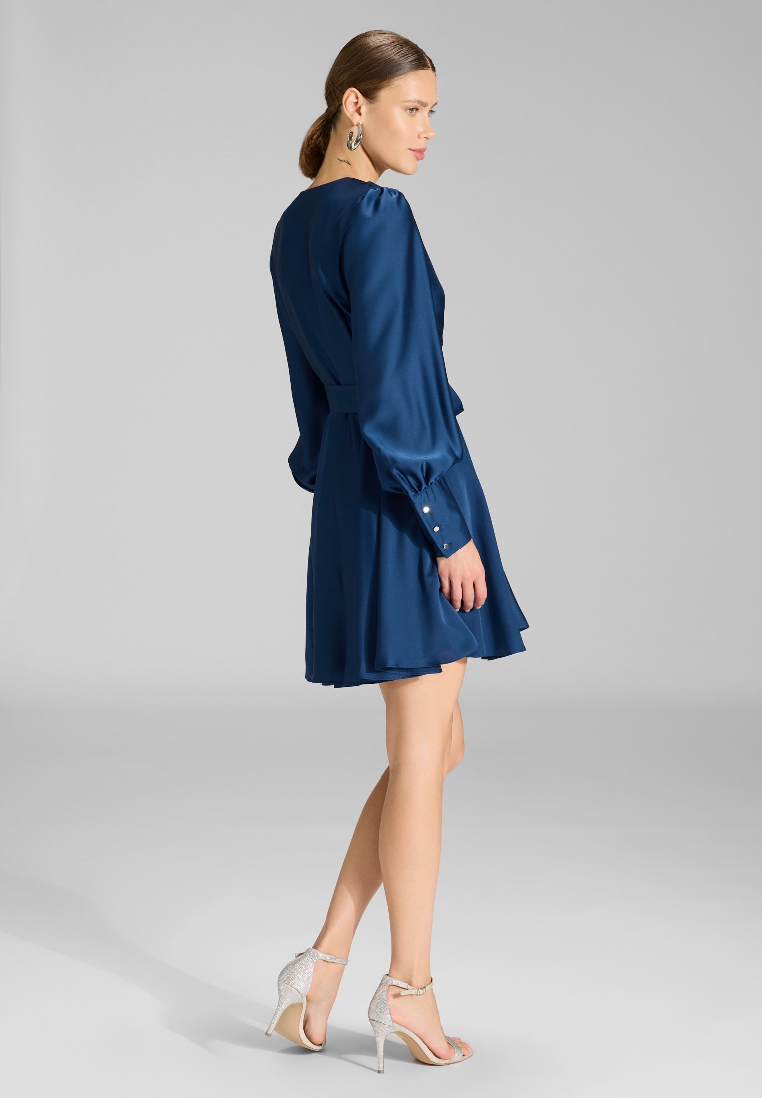 Kurzes Cocktailkleid im Wickel-Design