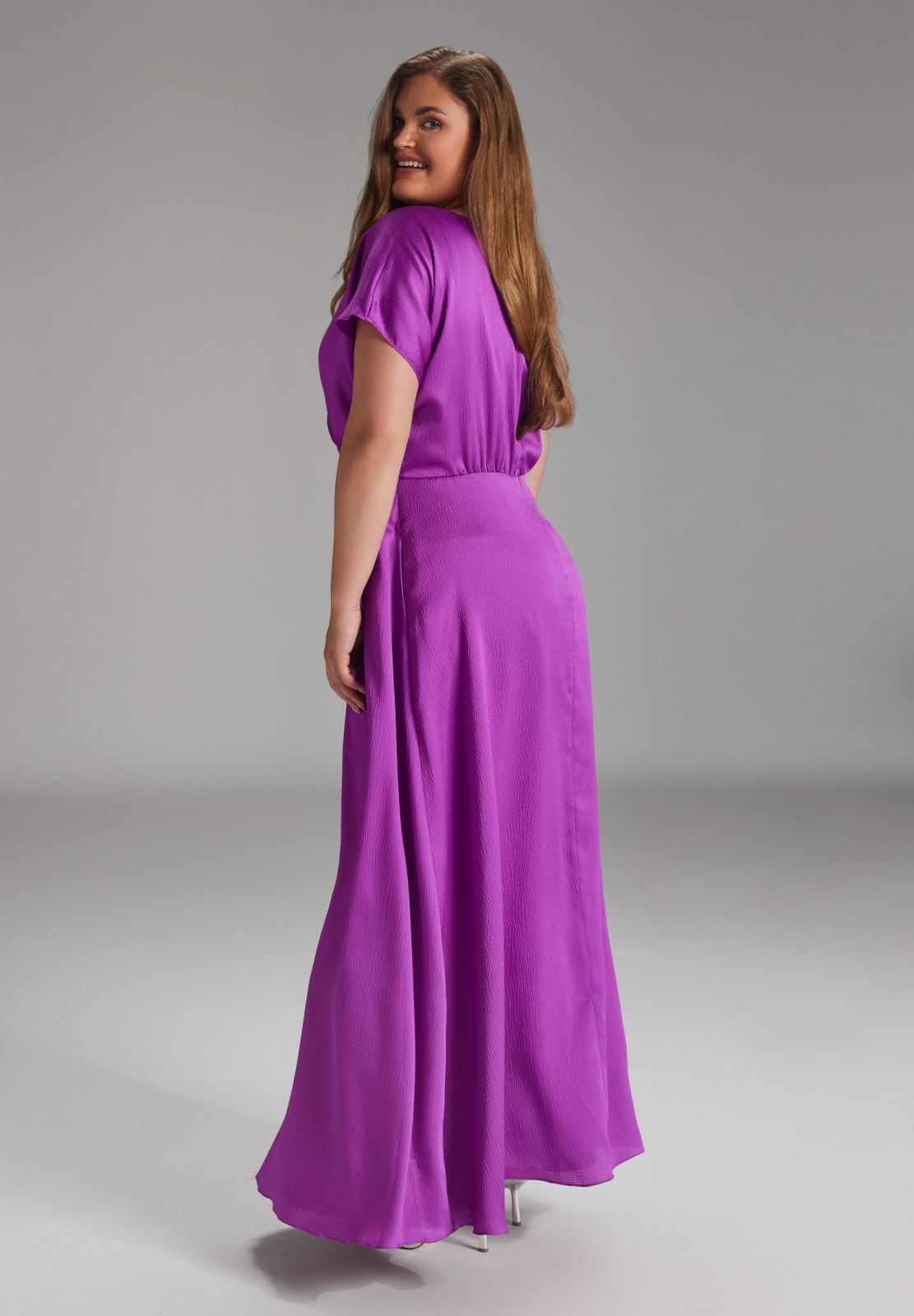 Langes Kleid aus Struktursatin