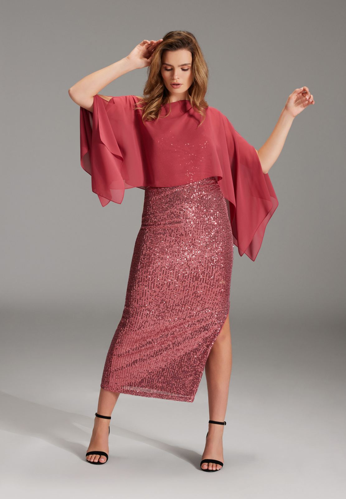 Stola aus nachhaltigem Chiffon mit Ärmelschlitzen brick red