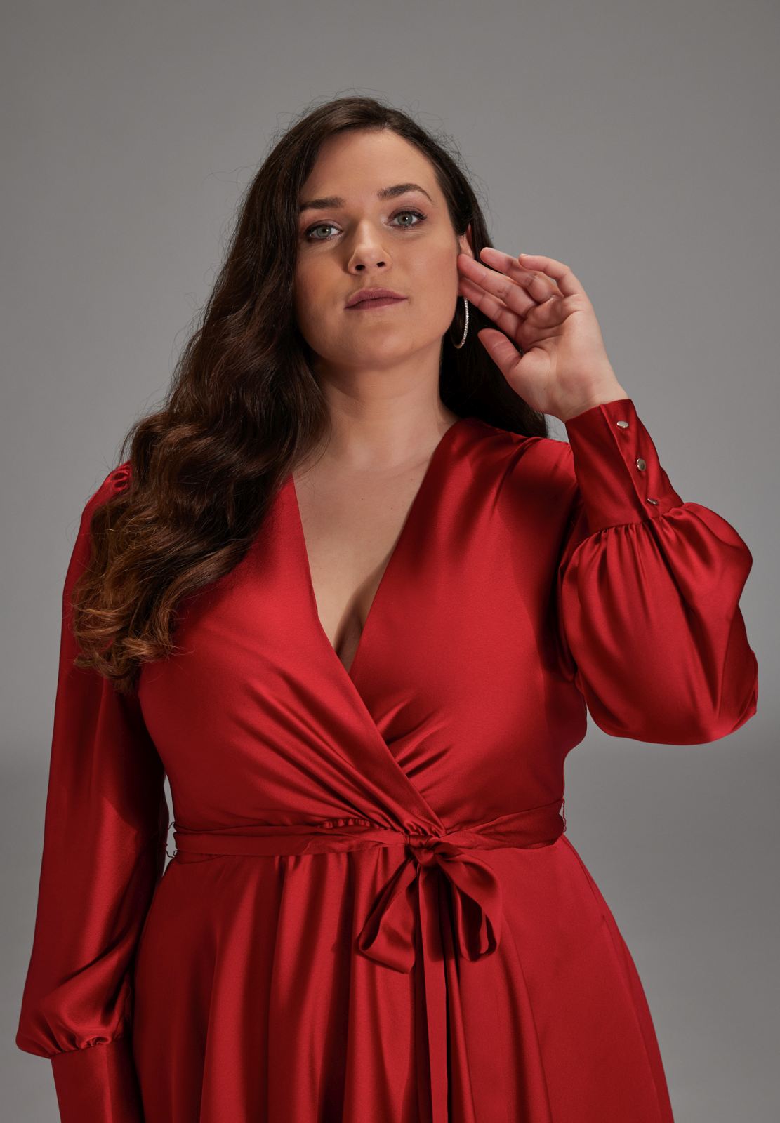 Cocktailkleid aus Satin mit breiten Manschetten, Wickel Oberteil und Tellerrock