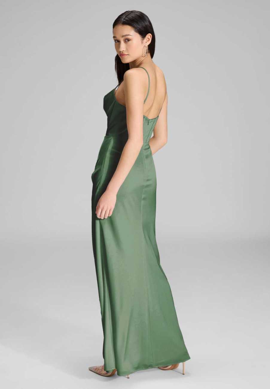Satinkleid mit Drapierung und Beinschlitz