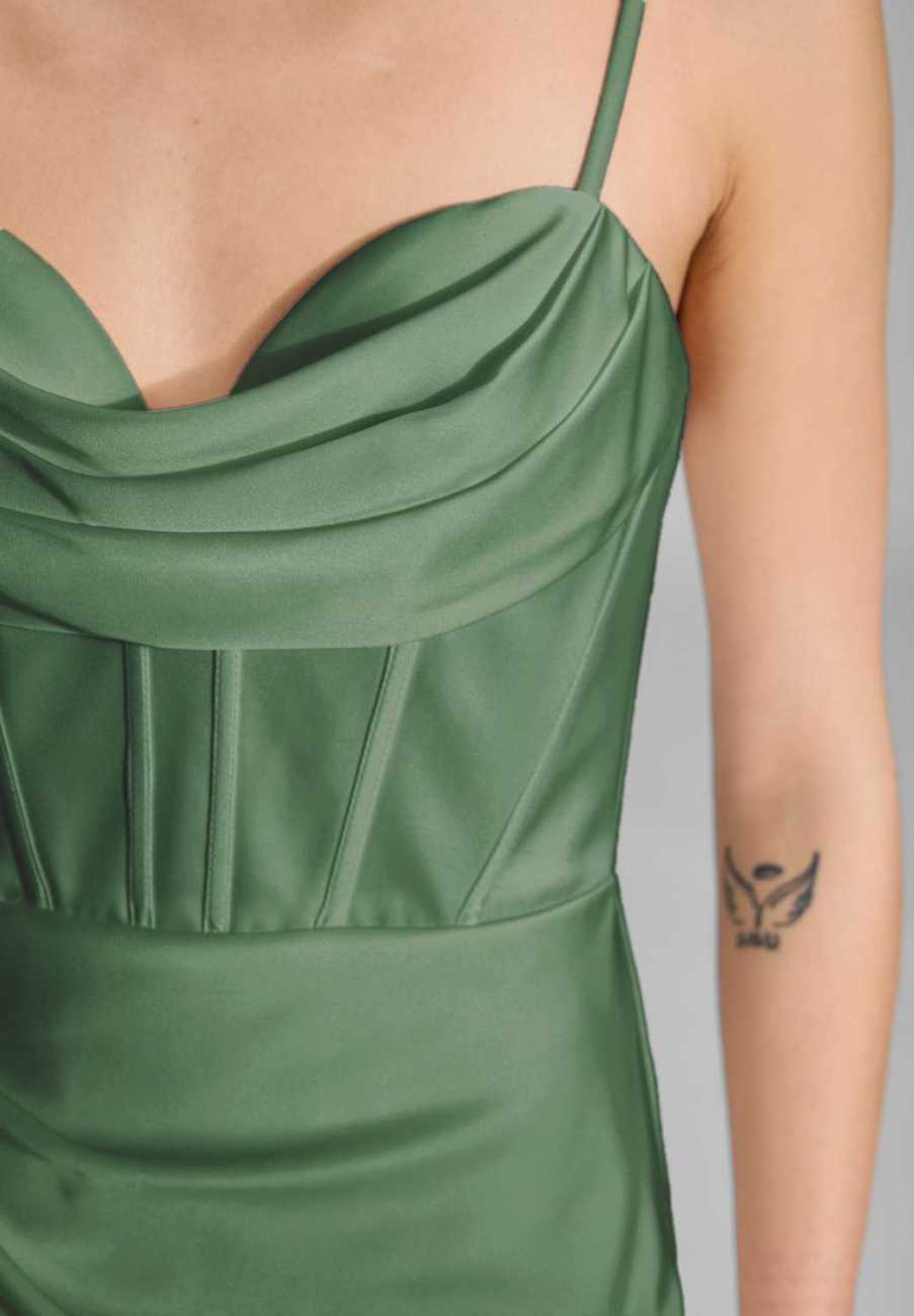 Satinkleid mit Drapierung und Beinschlitz