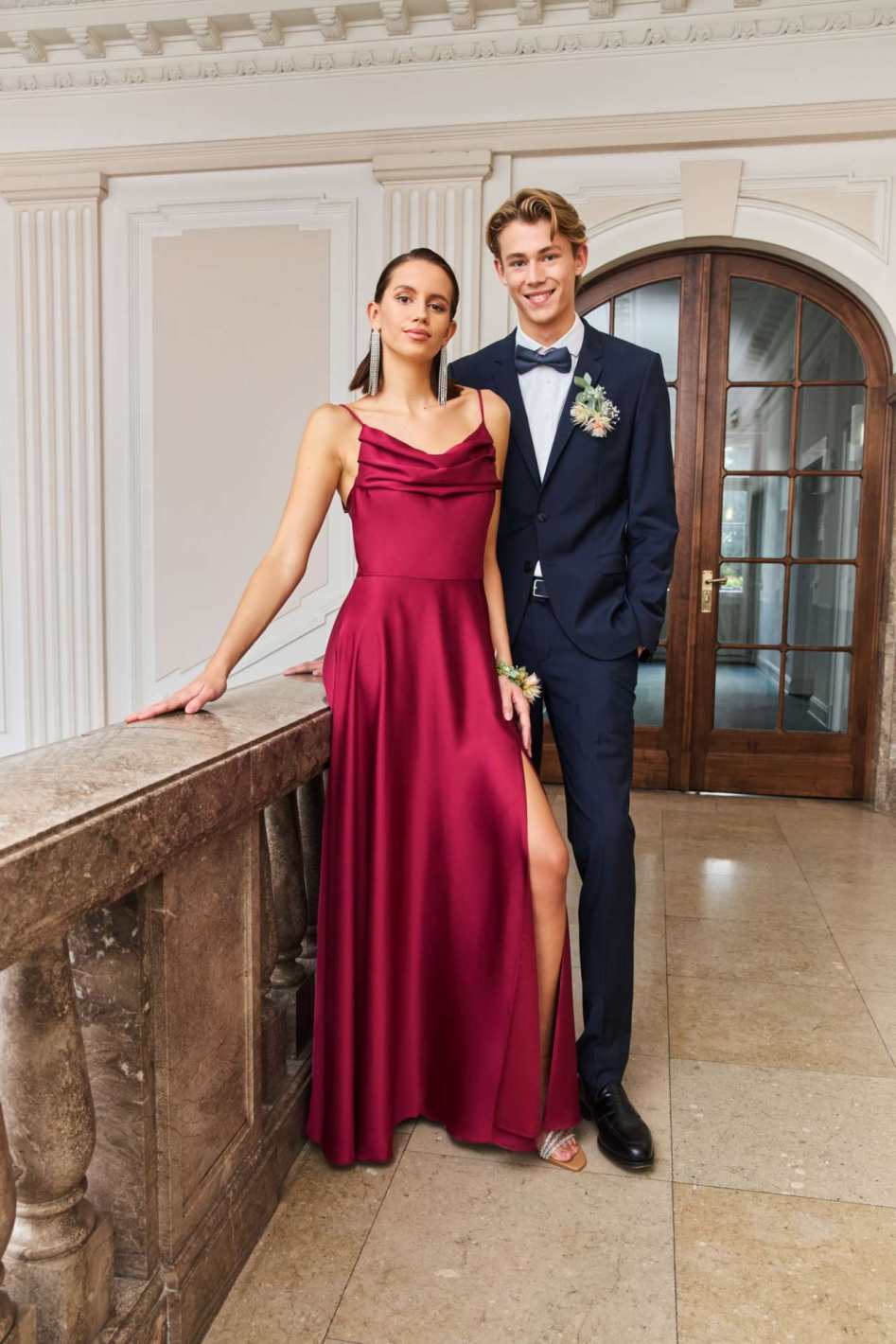 Abendkleid aus nachhaltigem Satin mit Wasserfall-Ausschnitt und Beinschlitz ruby red