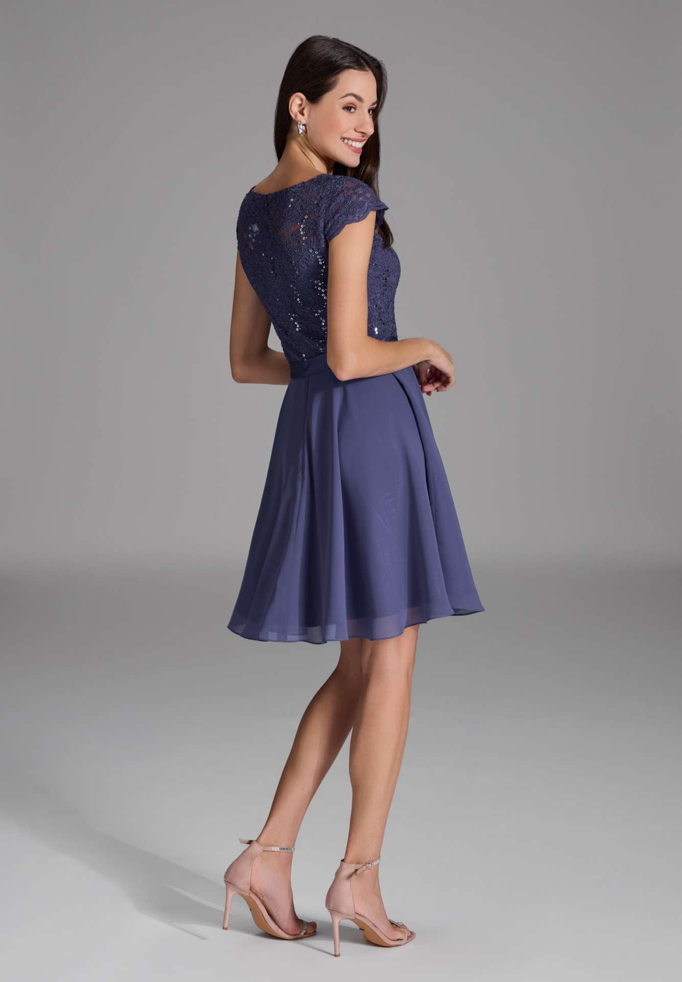 Kleid mit paillettenbesetztem Spitzenoberteil
