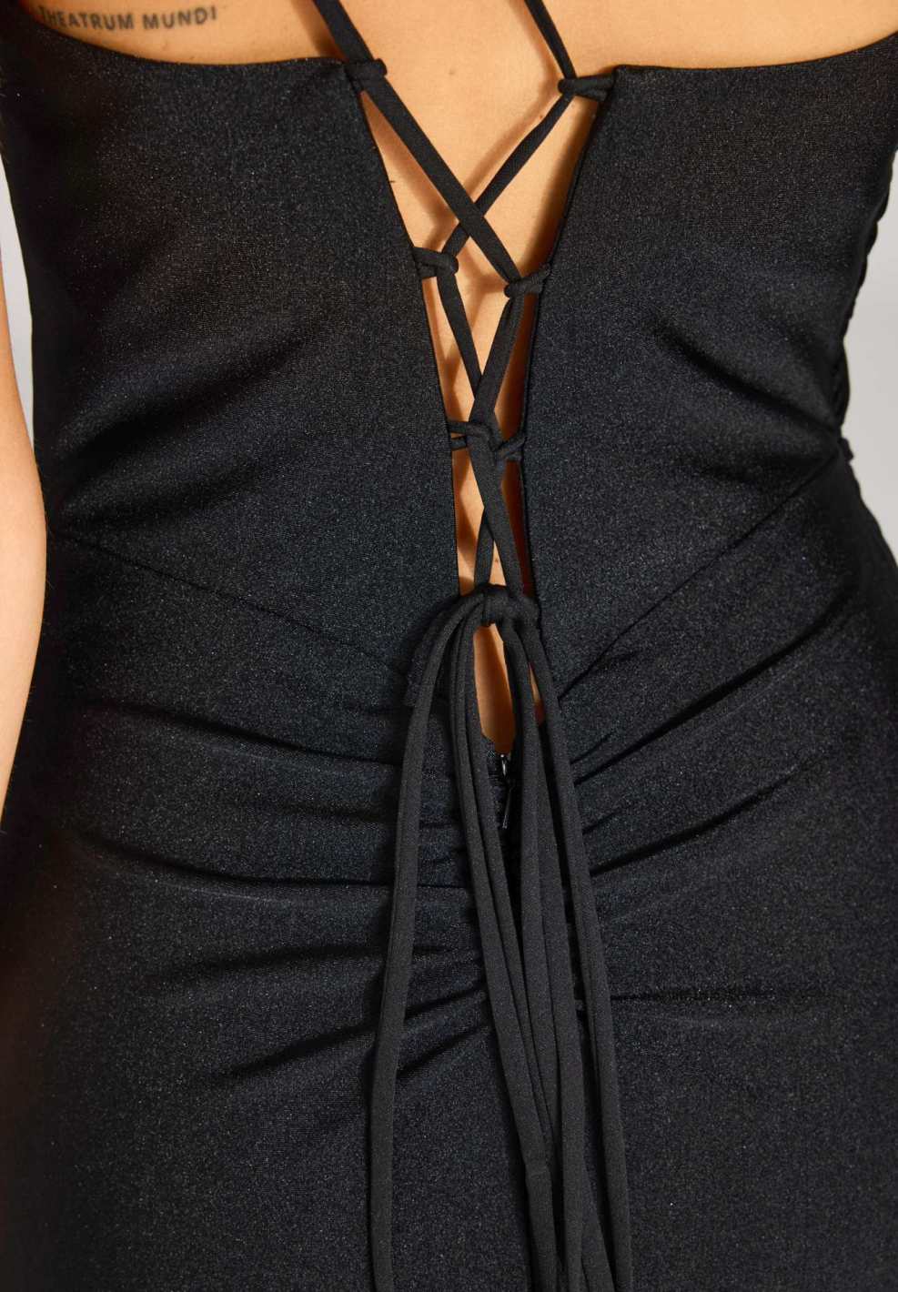 One-Shoulder-Kleid mit Cut-Out und Beinschlitz