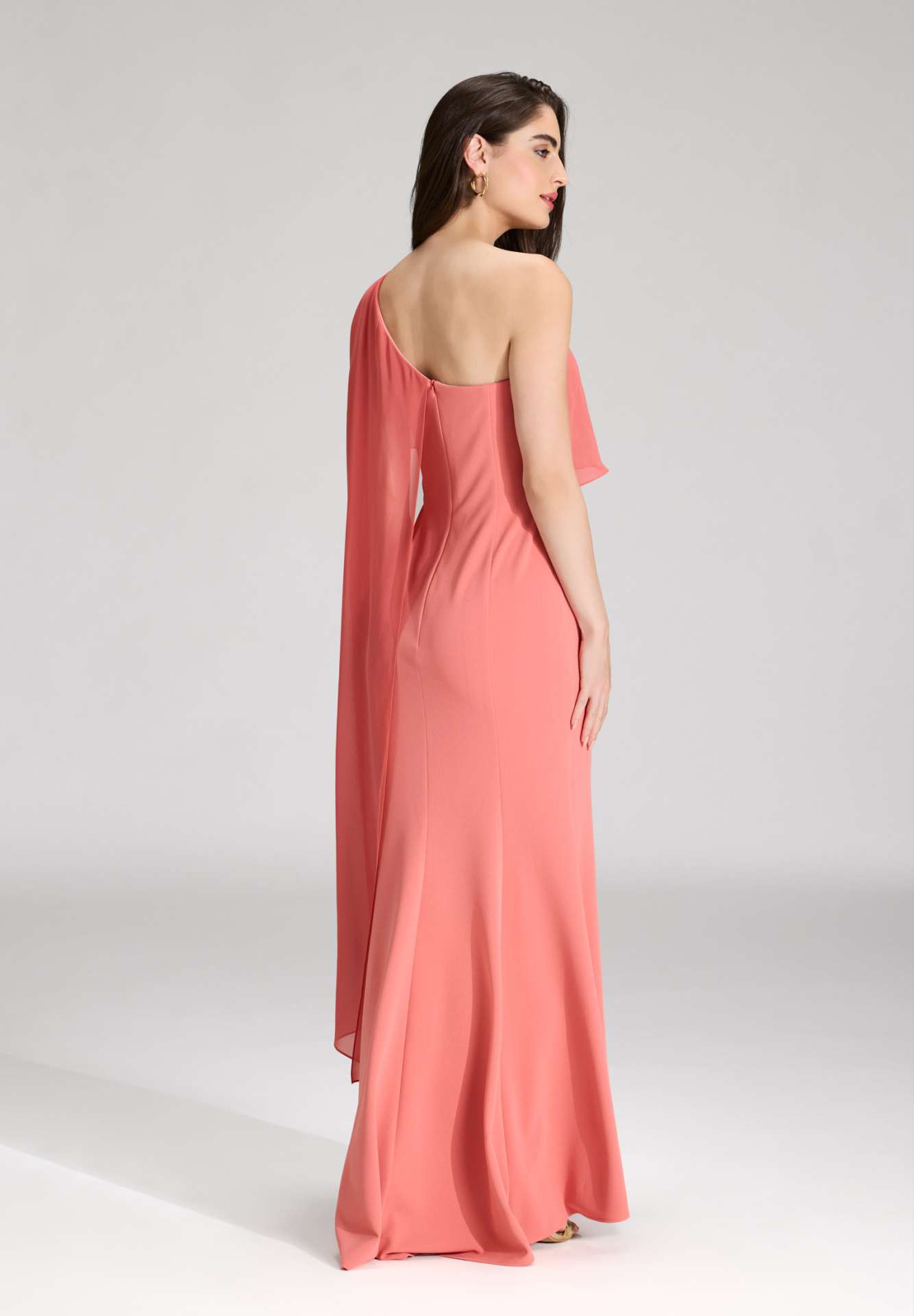 One-Shoulder Abendkleid mit einem Cape-ähnlichen Ärmel aus Chiffon