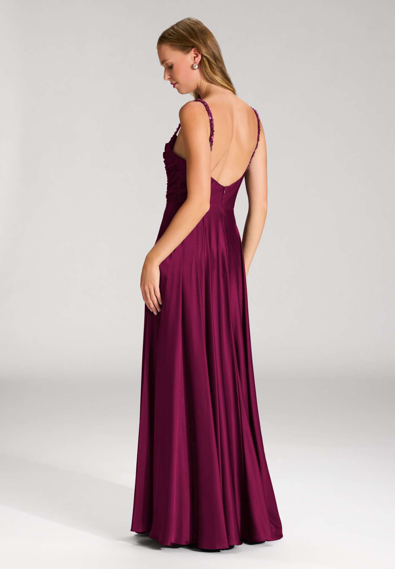 Satinkleid mit drapiertem Top und bestickten Trägern