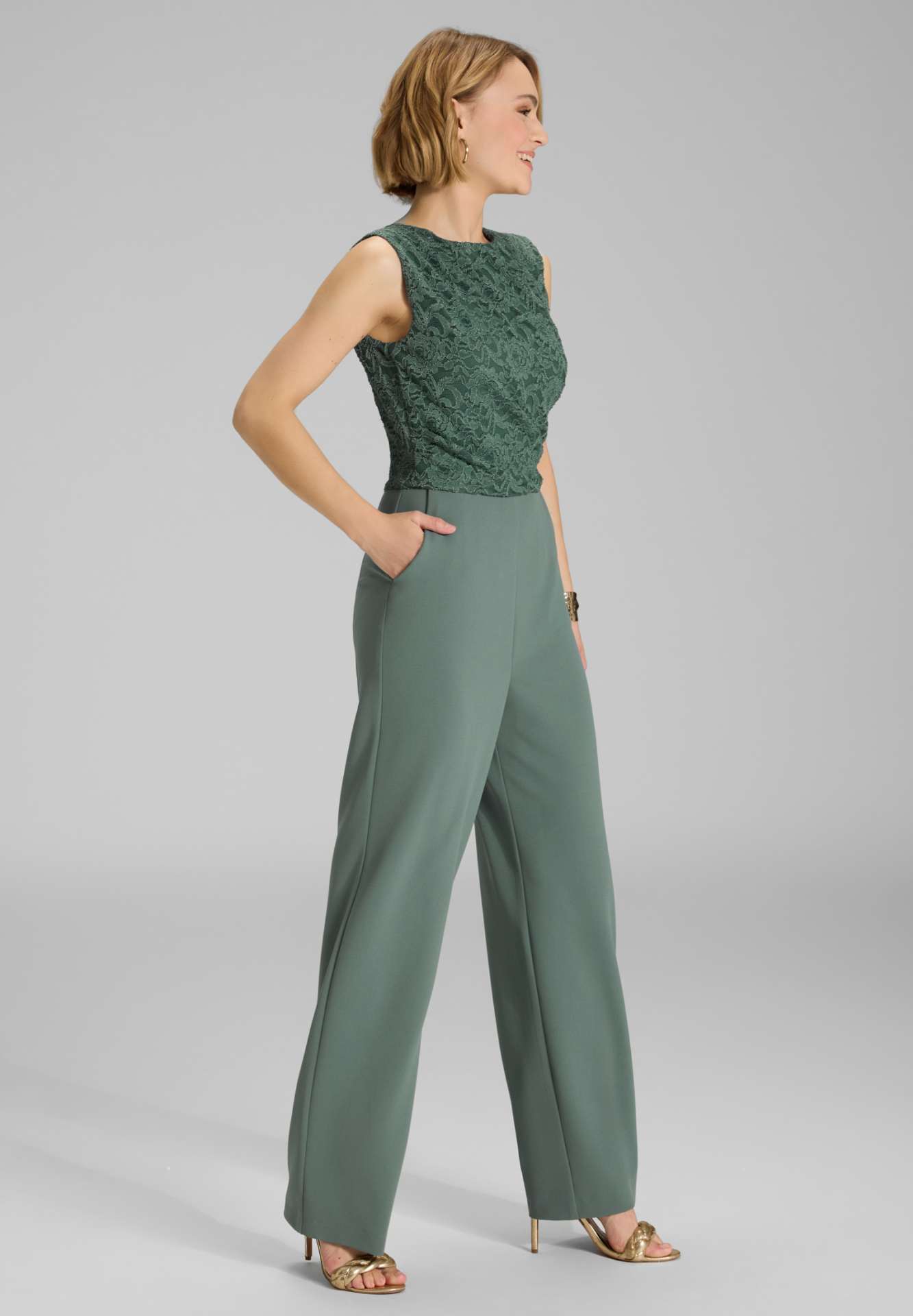 Jumpsuit aus Material-Mix mit Drapierung