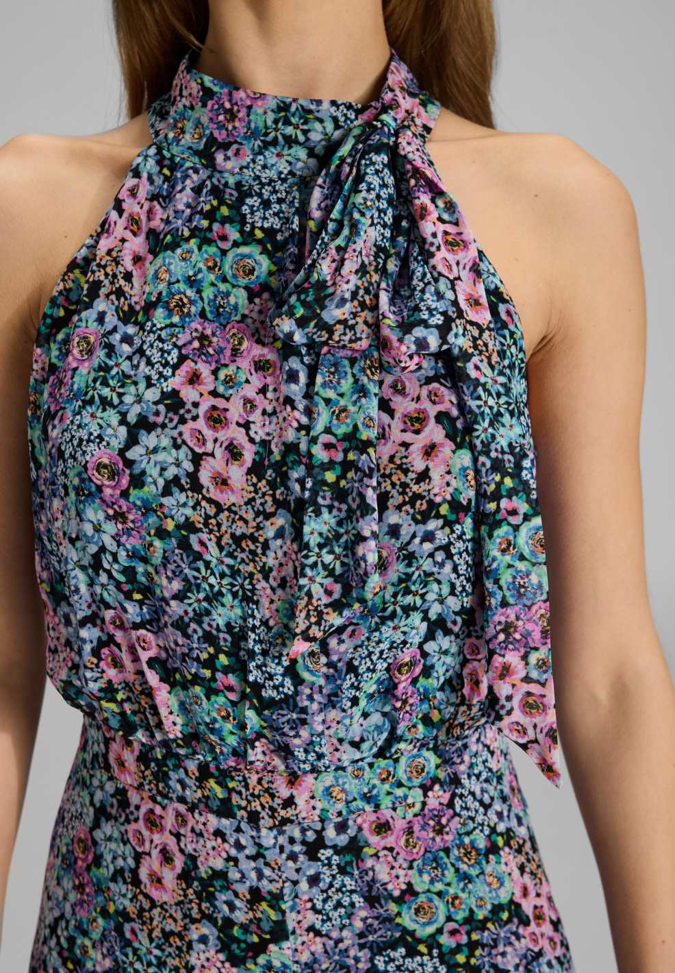 Jumpsuit mit Schluppe aus floral bedrucktem Viscose Material