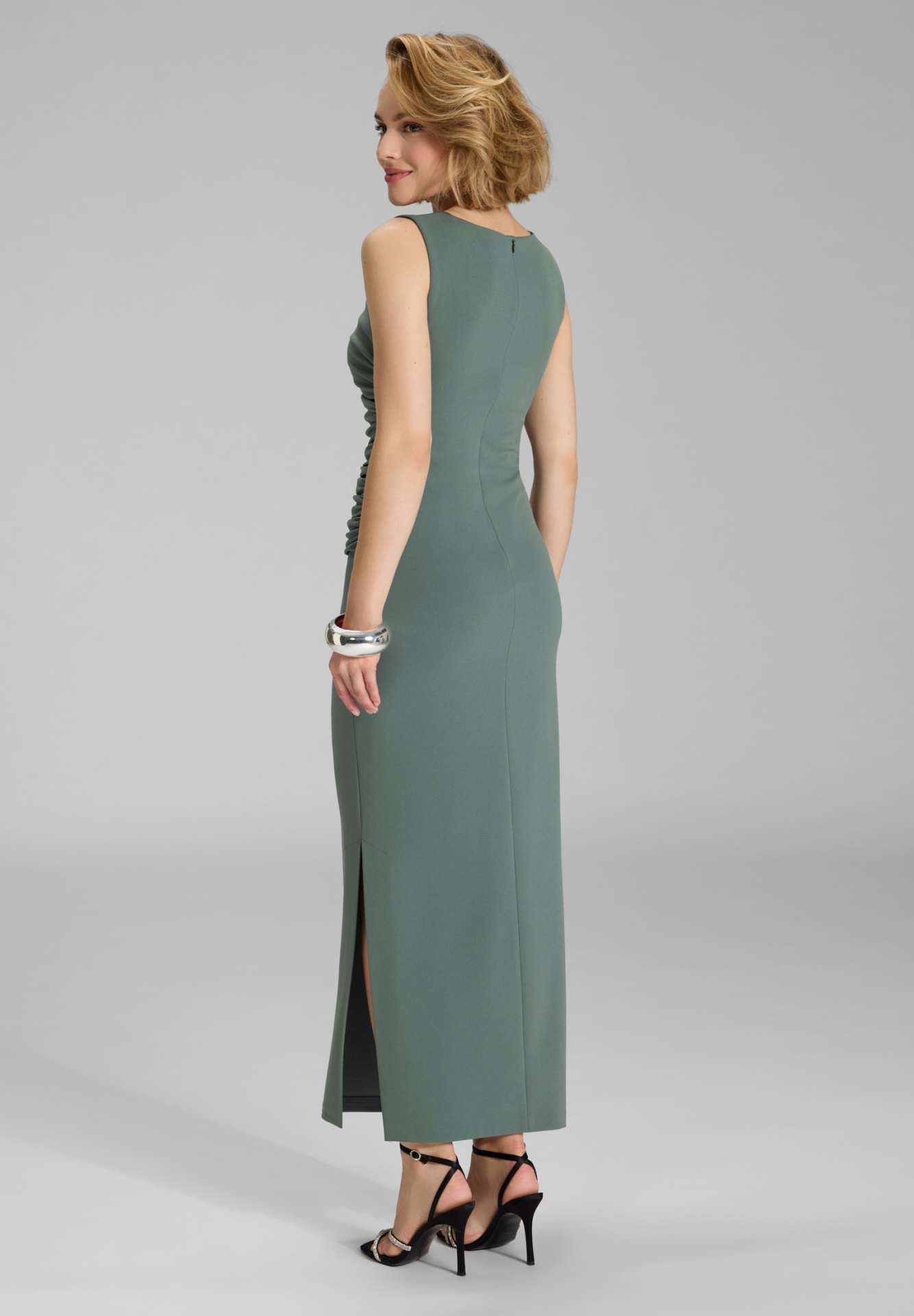 Abendkleid aus Crepe Jersey mit Drapierung und Zierschnalle