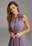 Abendkleid aus Crinkle Chiffon mit dekorativer Blüte