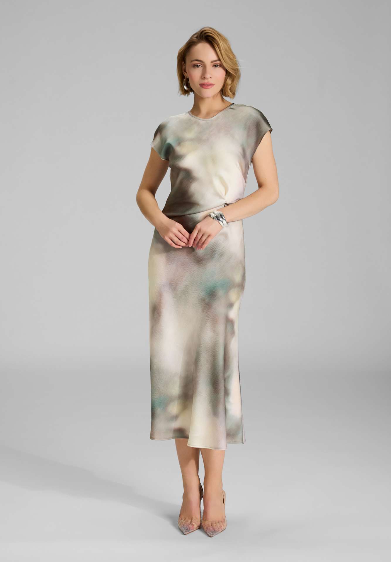 Slip Dress aus gehämmertem Satin mit abstraktem Druck deep slate