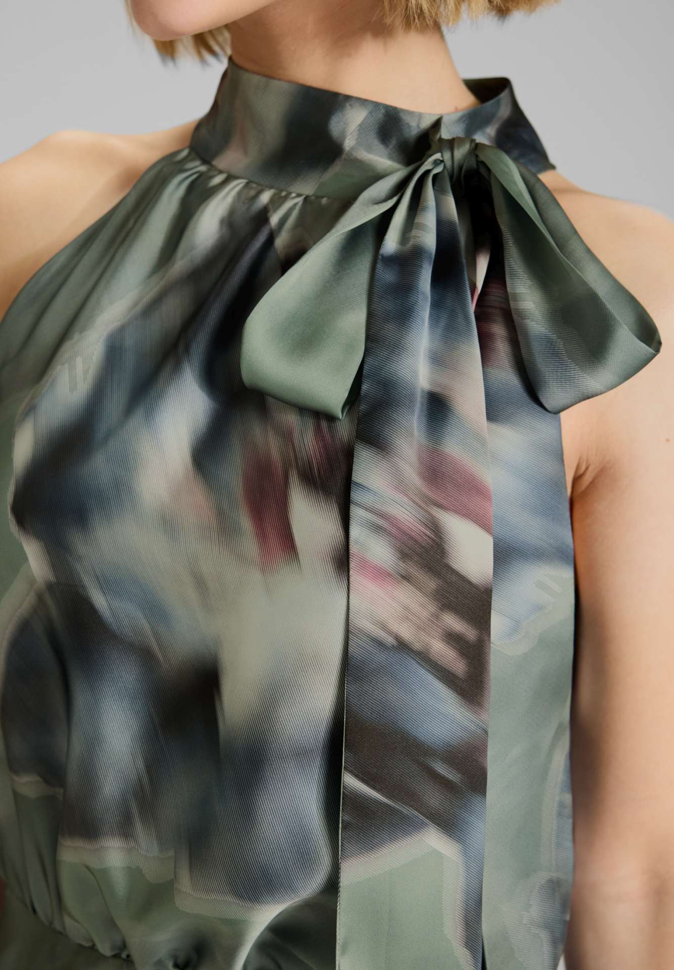 Bedrucktes Cocktailkleid mit Schluppe aus nachhaltigem Satin