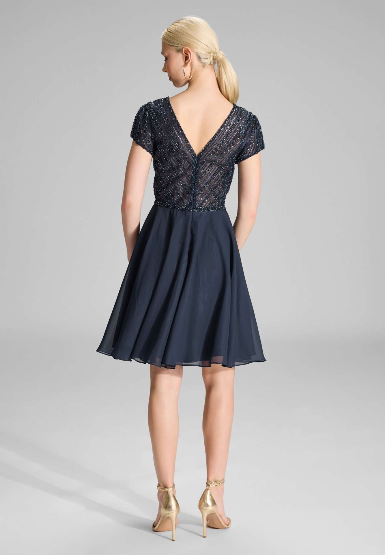 Besticktes Chiffonkleid mit kurzen Ärmeln