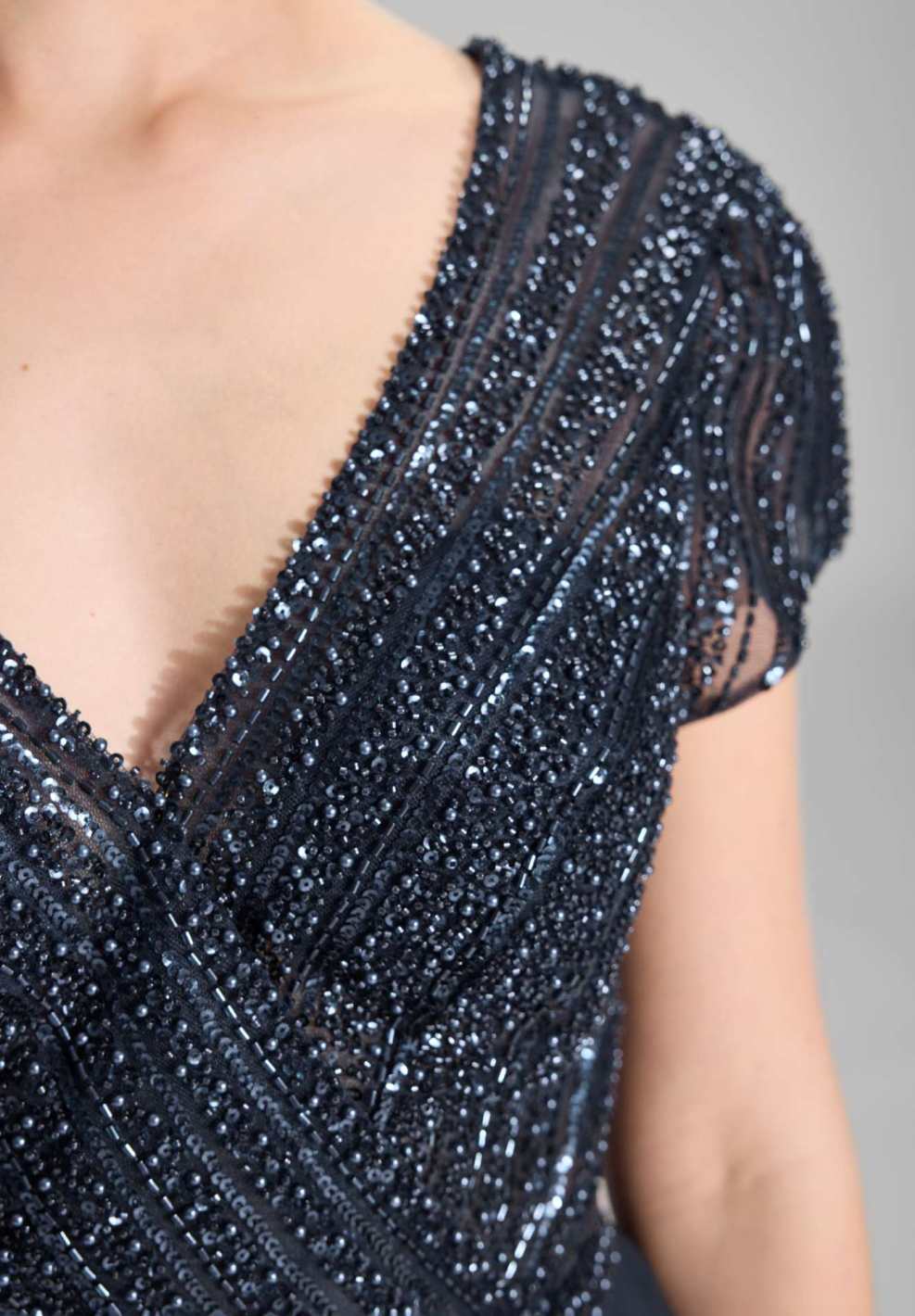 Besticktes Chiffonkleid mit kurzen Ärmeln