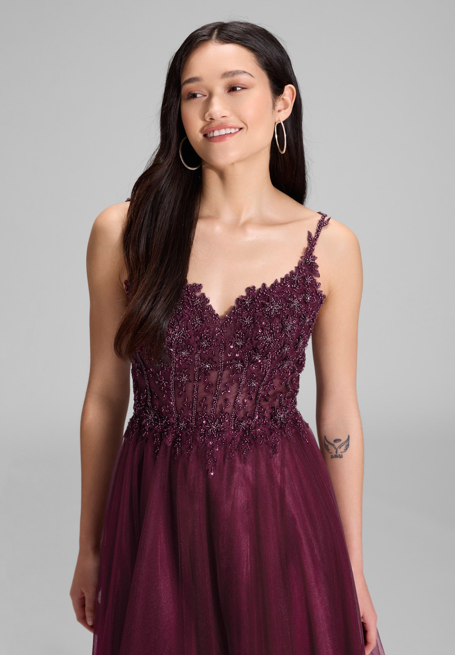 Ausgestelltes Tüllkleid mit Stickerei