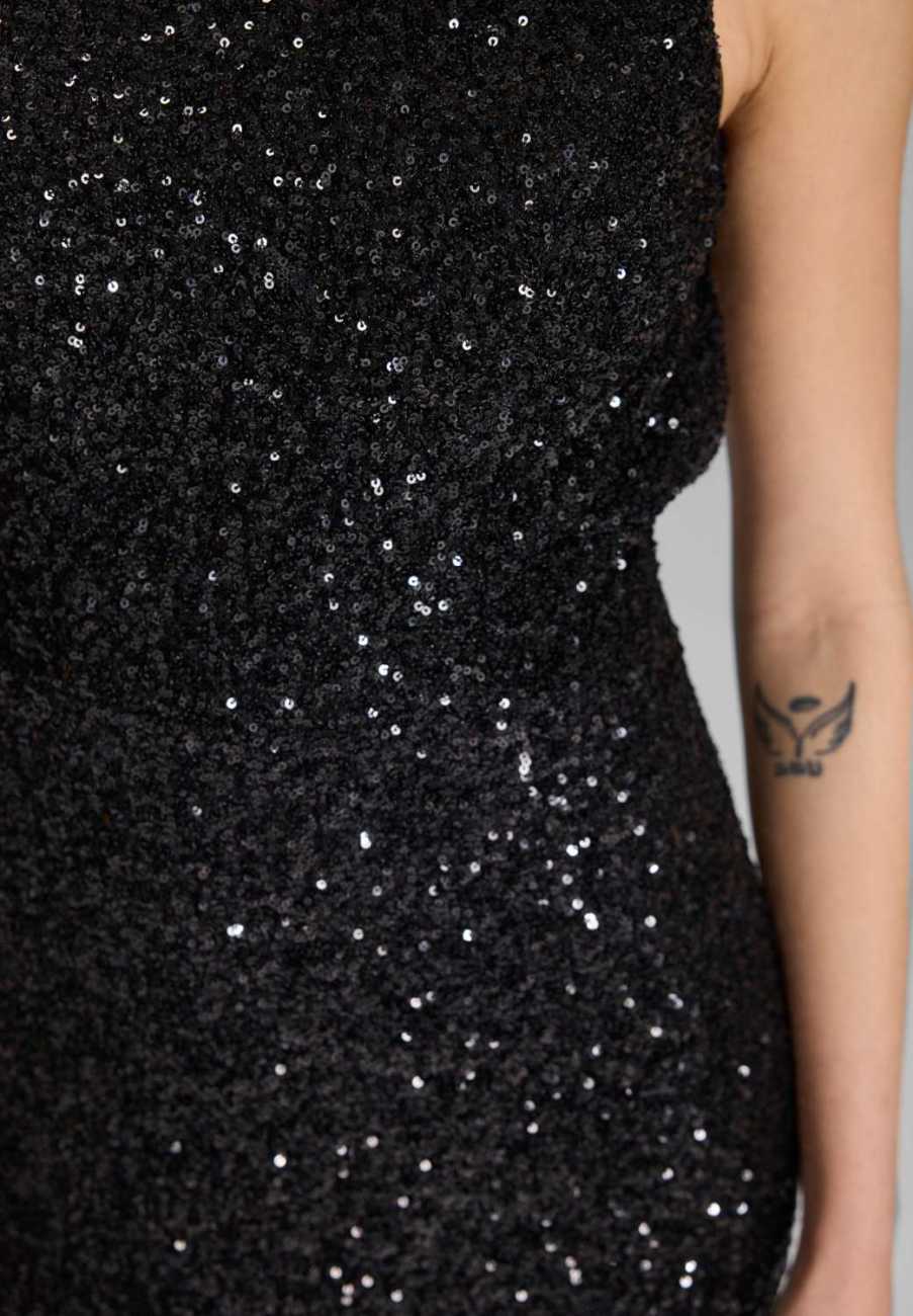 Hochgeschlossenes Paillettenkleid mit Rückenausschnitt