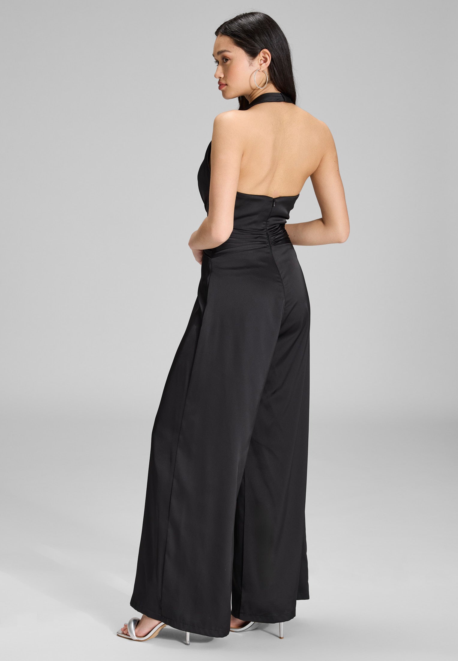 Neckholder Jumpsuit aus Satin