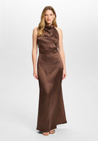 Figurbetontes Abendkleid aus Stretch Satin mit Drapierung am Kragen