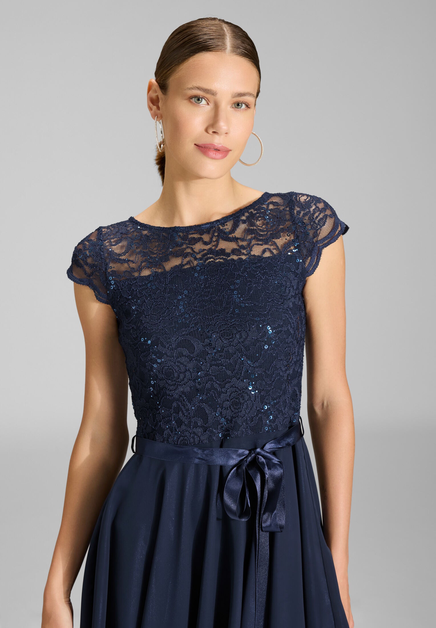 Cocktailkleid mit Spitzenoberteil und Chiffon Rock