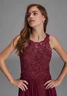 High-closed-Abendkleid mit floraler Spitze