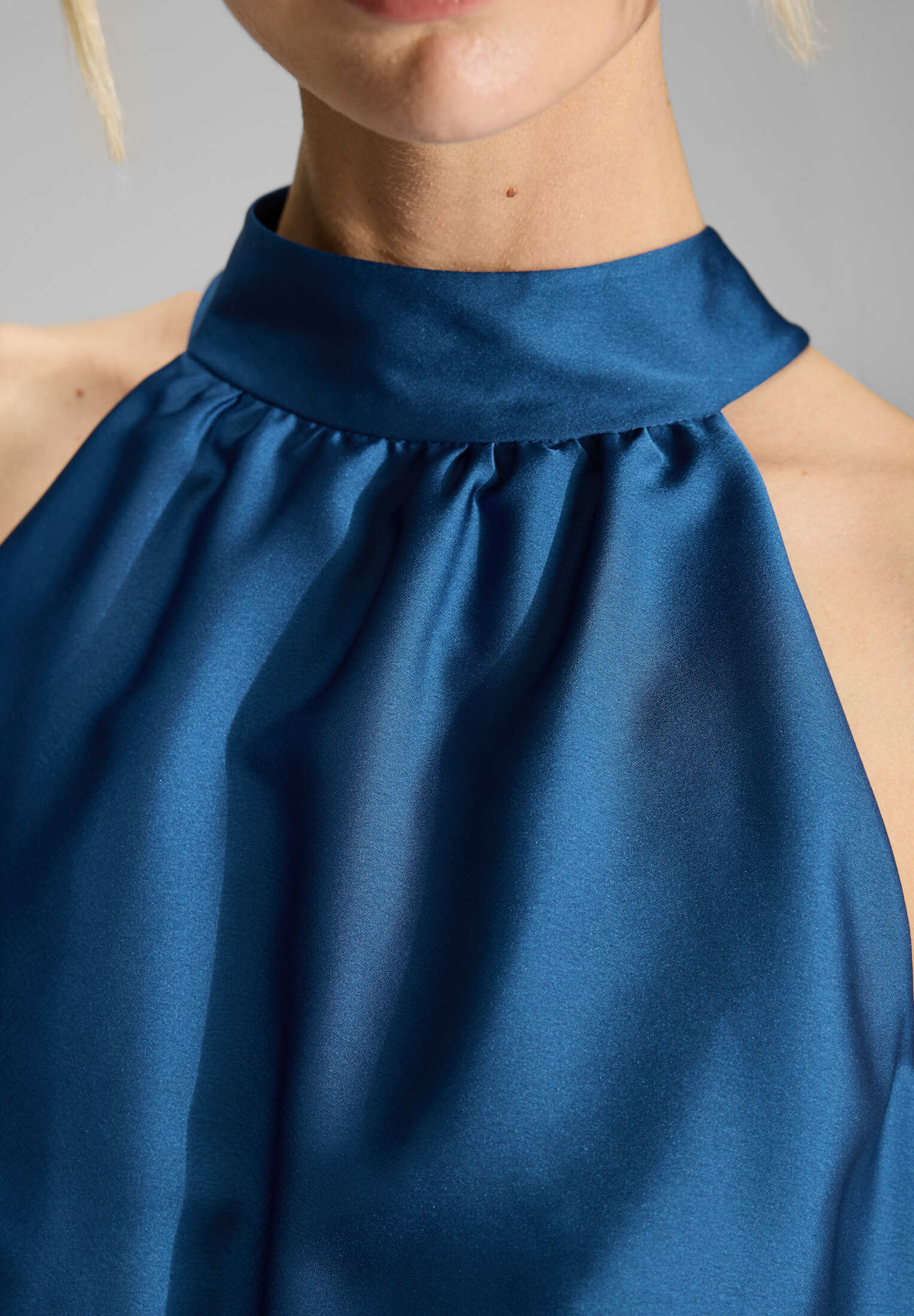 Cocktailkleid aus Satin mit Volant