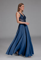 Langes Chiffon-Abendkleid mit Stickerei