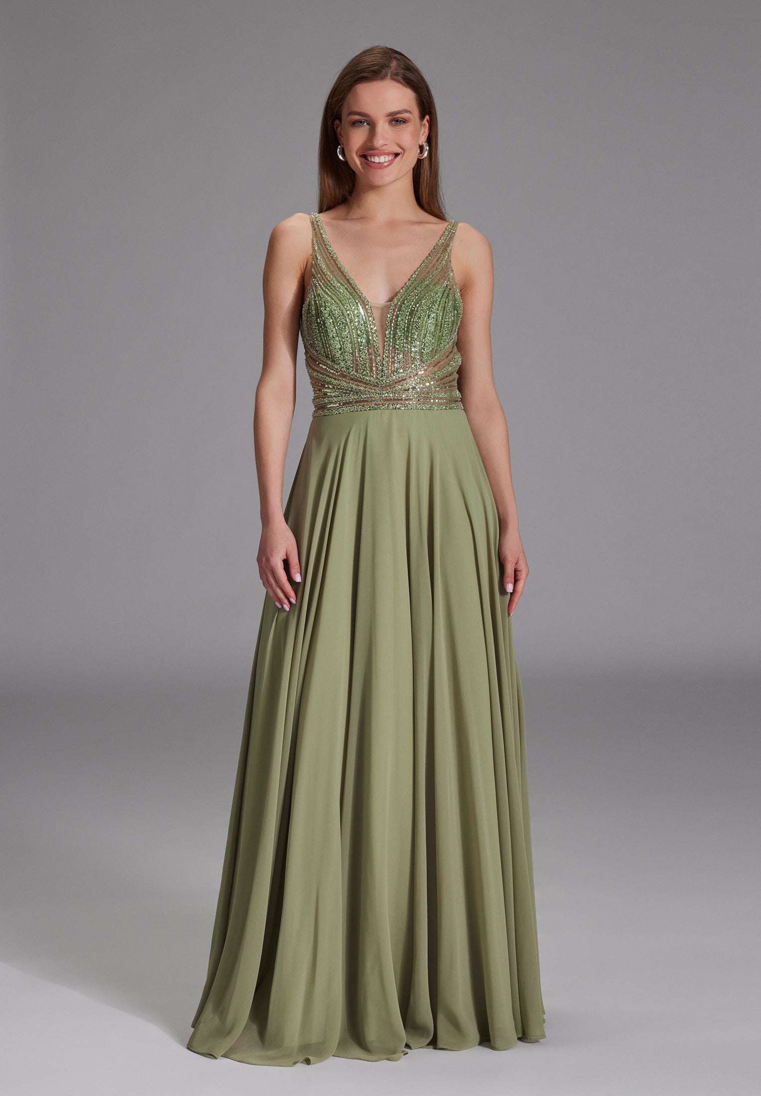 Langes Chiffon-Abendkleid mit Stickerei