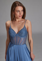 Abendkleid mit Corsagentop und feinen Ziersteinen