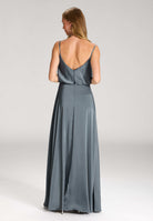 Abendkleid aus Satin mit angedeutetem Wasserfallausschnitt