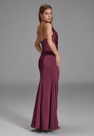 Figurbetontes Satinkleid mit Raffungen