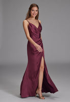 Figurbetontes Satinkleid mit Raffungen