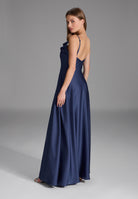 Abendkleid aus nachhaltigem Satin mit Wasserfall-Ausschnitt und Beinschlitz